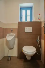 samostatné WC s pisoárem