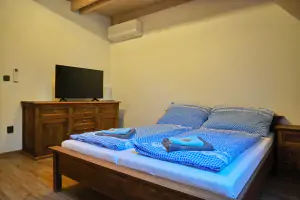 ložnice s dvojlůžkem, podkrovní galerií s dvojlůžkem (vstup po příkrém žebříku), TV a klimatizací 