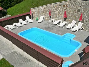 na pozemku penzionu se nachází zapuštěný bazén (7,5 x 3 m)
