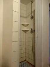 koupelna se sprchovým koutem, 2 WC a 2 umyvadly