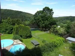 výhled z okna k bazénům a do zahrady