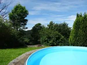 bazén a pod ním ruské kuželky