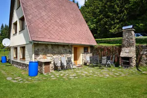 chata Čenkovice leží v malebném prostředí u lesa nad obcí