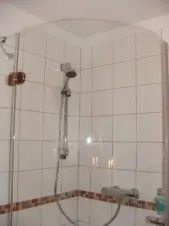 2 koupelny jsou vybaveny sprchovým koutem, WC a umyvadlem