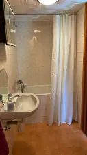 malá vana a umyvadlo v koupelně