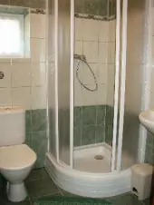 Koupelna se sprchovým koutem, WC a umyvadlem