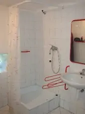 Koupelna je vybavená sprchovým koutem, wc a umyvadlem