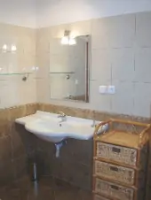 Koupelna v apartmánu je vybavena sprchovým koutem, WC a umyvadlem