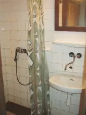 Koupelna je vybavena se sprchovým koutem a umyvadlem