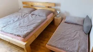 ložnice s dvojlůžkem, patrovou postelí a přistýlkou v prvním patře