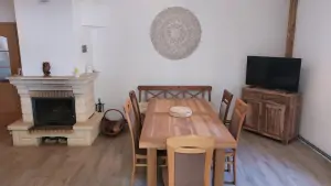 krb, stůl, židle a TV v obytné kuchyni
