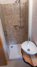 koupelna se sprchovým koutem, WC a umyvadlem v přízemí