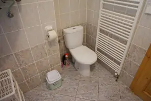 část č. 1: koupelna se sprchovým koutem, umyvadlem a WC