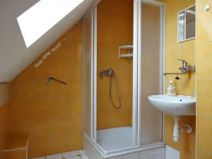 koupelna v podkroví je vybavena sprchovým koutem, WC a umyvadlem