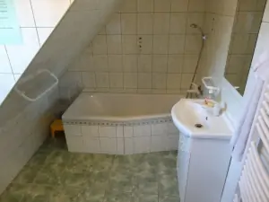 koupelna s vanou, WC a umyvadlem v podkroví