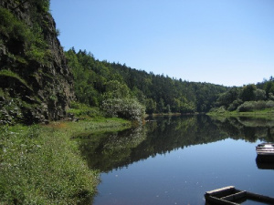 řeka Otava se nachází jen 200 m od chaty - možnost koupání a rybaření