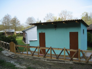 Koupelna (sociální zařízení) se nachází na zahradě chatky