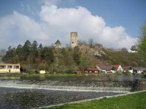 Pohled od řeky Lužnice k místní zřícenině hradu