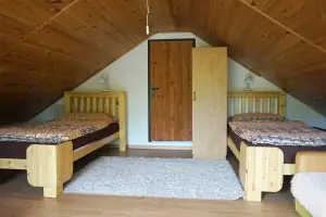 ložnice se 2 lůžky a 2 dvojlůžky v prvním patře