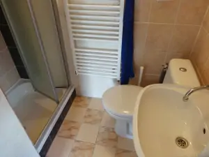 koupelna se sprchovým koutem, WC a umyvadlem v přízemí