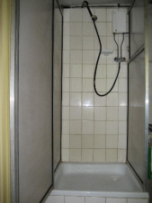 Sprchový kout se nachází v suterénu 