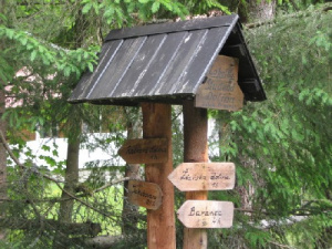 Turistický rozcestník ve Studené dolině - asi 100 m od chaty
