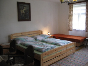 Ložnice s manželskou postelí, lůžkem a přistýlkou