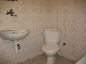 Koupelna je vybavena vanou, wc a umyvadlem