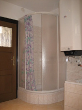 Koupelna je vybavená vanou, sprchovým koutem, wc a umyvadlem