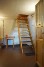 vstupní místnost v přízemí a schody do obytného pokoje