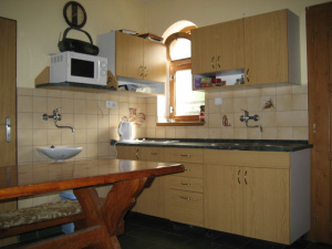 Kuchyňský kout je vybaven pro vaření a stolování 12 osob