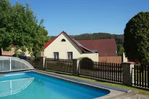 po domluvě lze využít zapuštěný bazén (6 x 3 x 1,2 m) na zahradě ubytovatele