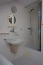 druhá část chalupy - koupelna s vanou, sprchovým koutem, umyvadlem a WC
