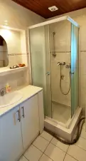 koupelna se sprchovým koutem, pračkou a umyvadlem