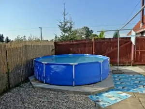 v létě je možno využít zahradní bazén (průměr 3,6 m)