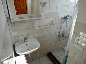 umyvadlo a sprchový kout v koupelně