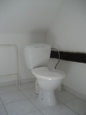 Koupelna v podkroví je vybavena sprchovým koutem, WC a umyvadlem