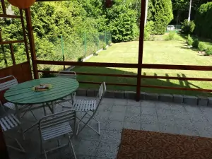 zastřešená terasa se zahradním nábytkem