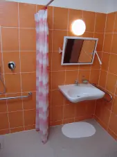 bezbarierová koupelna se sprchovým koutem, WC a umyvadlem
