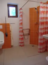 bezbarierová koupelna se sprchovým koutem, WC a umyvadlem