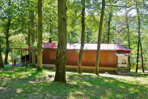 chata Bítov se nachází v chatové osadě v lese jen 180 m od Vranovské přehrady