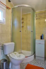 zahradní chatka: koupelna se sprchovým koutem, WC a umyvadlem