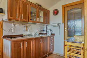 chata: kuchyně je vybavena pro vaření a stolování 4 osob