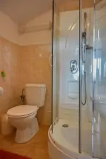 chata: sprchový kout a WC v koupelně