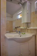 chata: umyvadlo v koupelně