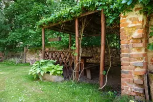 pergola s venkovním posezením na zahradě za zámkem