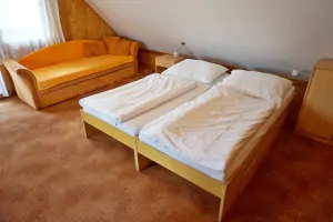 ložnice se 2 lůžky a rozkládacím gaučem pro 2 osoby