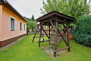 houpací lavice u chaty Velké Karlovice
