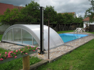 Na zahradě chalupy je k dispozici bazén (4 x 8 x 1,5 m) s protiproudem, před bazénem stojí zahradní sprcha