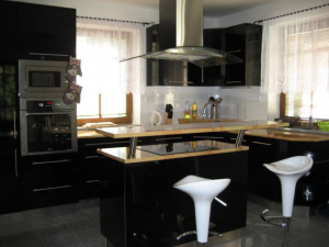 Moderní kuchyňský kout je plně vybaven pro vaření a stolování 8 osob